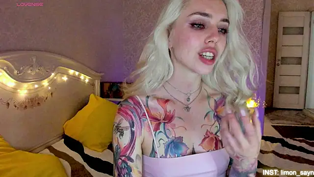 Snapshot of LillyMoure_ chatting on 07-02-26, 03:23 LillyMoure online show from 07-02-26, 03:23