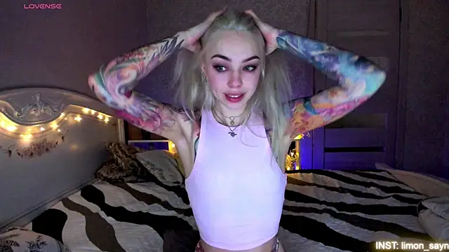 Snapshot of LillyMoure_ chatting on 07-18-26, 11:52 LillyMoure online show from 07-18-26, 11:52