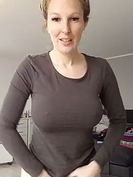 Snapshot of MaviePearl chatting on 02-02-25, 11:30 MaviePearl online show from 02-02-25, 11:30