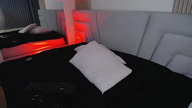 Miss Loise online show from 10-25-25, 03:47