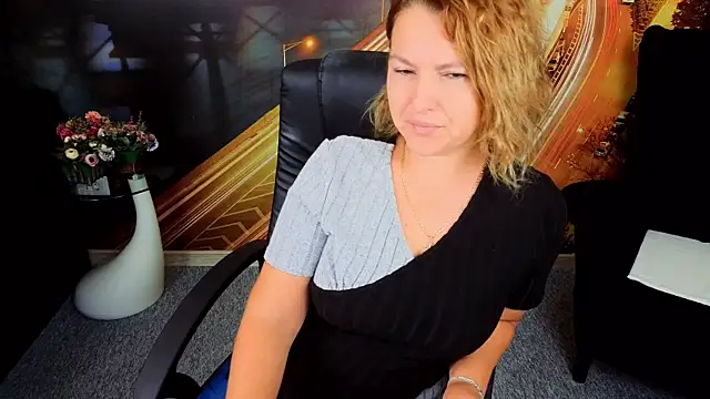 Snapshot of EmmaxPark chatting on 09-23-25, 06:16 EmmaxPark online show from 09-23-25, 06:16