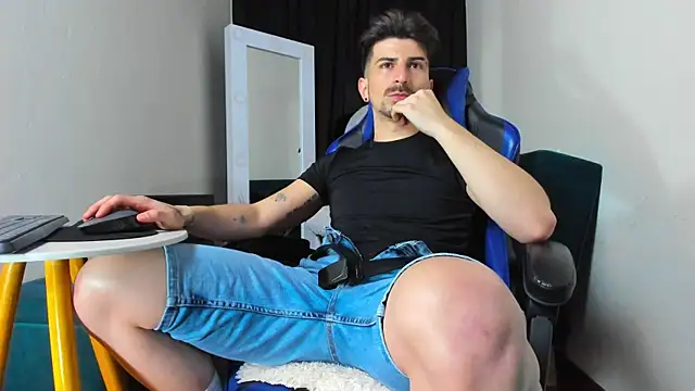 Snapshot of LiamCossio_ chatting on 01-08-25, 02:25 LiamCossio online show from 01-08-25, 02:25