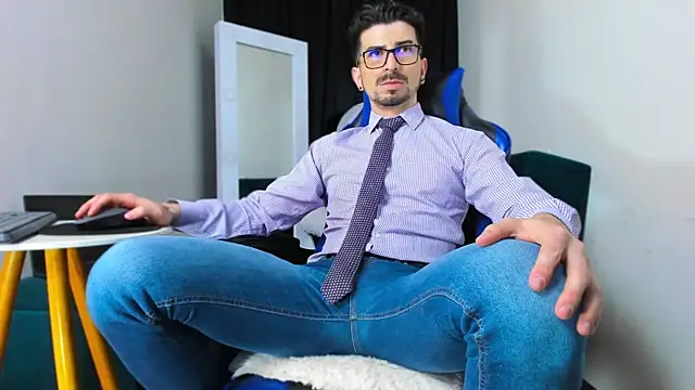 Snapshot of LiamCossio_ chatting on 01-11-25, 10:51 LiamCossio online show from 01-11-25, 10:51