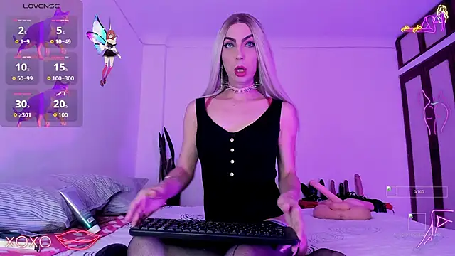 Snapshot of AlejandraDangerGirl chatting on 10-15-25, 01:22 AlejandraDangerGirl online show from 10-15-25, 01:22