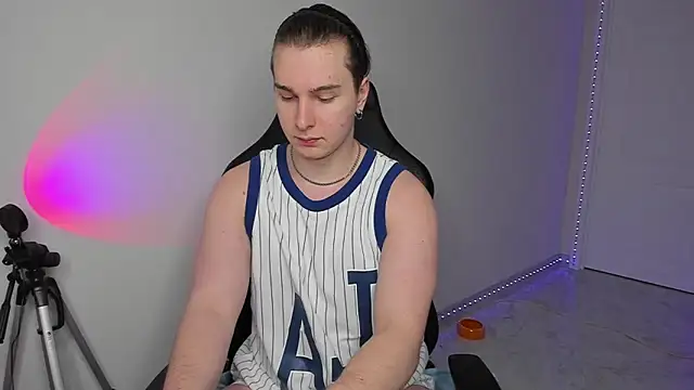 Vincent Strong online show from 02-08-25, 02:49