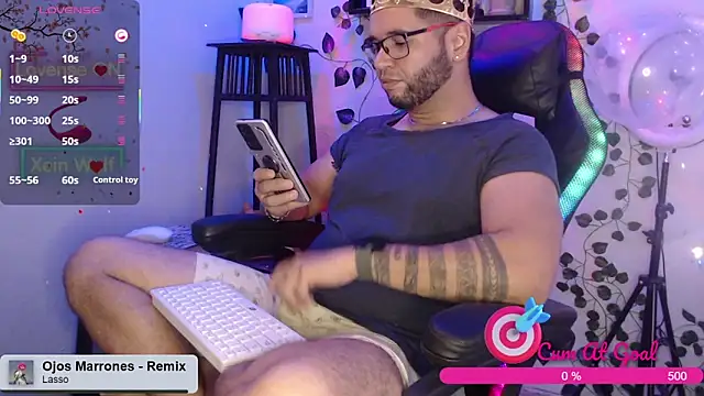 Snapshot of Xein_WoIf chatting on 10-13-25, 02:33 Xein WoIf online show from 10-13-25, 02:33