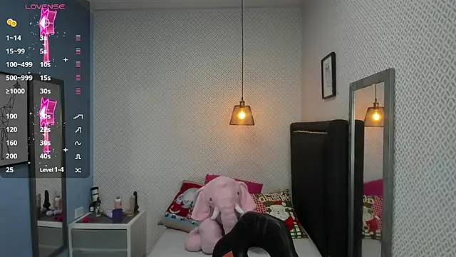 Snapshot of LORENADAVIES chatting on 12-10-24, 12:27 LORENADAVIES online show from 12-10-24, 12:27