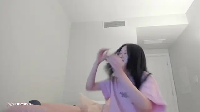 Snapshot of secretgirlfriendxo chatting on 12-26-24, 06:19 secretgirlfriendxo online show from 12-26-24, 06:19