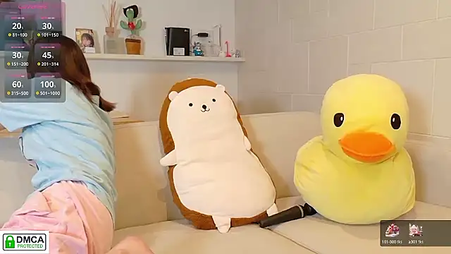 Snapshot of SUZU_ chatting on 09-30-25, 12:10 SUZU online show from 09-30-25, 12:10