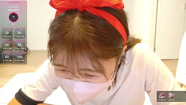 Snapshot of SUZU_ chatting on 10-13-25, 12:05 SUZU online show from 10-13-25, 12:05