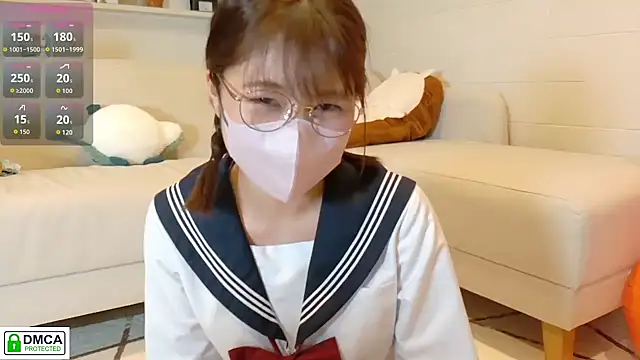 Snapshot of SUZU_ chatting on 10-18-25, 10:05 SUZU online show from 10-18-25, 10:05