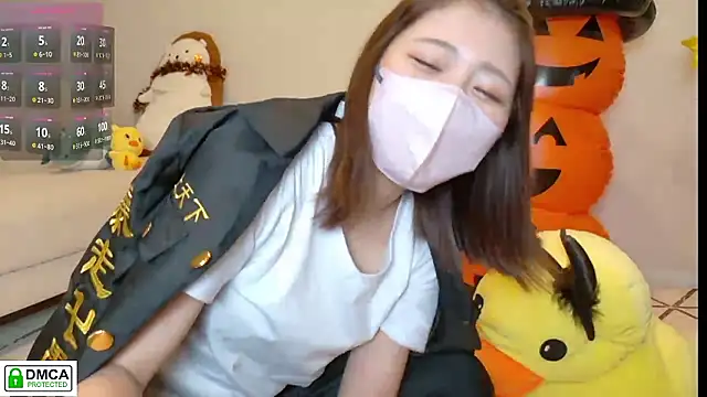 Snapshot of SUZU_ chatting on 10-31-25, 01:12 SUZU online show from 10-31-25, 01:12