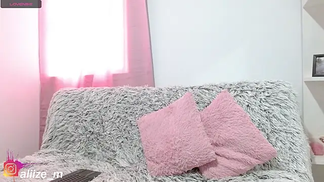 Snapshot of aliicee_m chatting on 03-08-25, 12:20 aliicee m online show from 03-08-25, 12:20