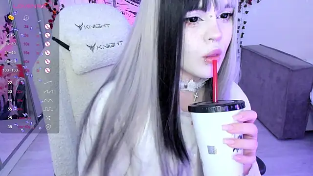 Snapshot of SelenaCute chatting on 11-14-25, 12:15 SelenaCute online show from 11-14-25, 12:15