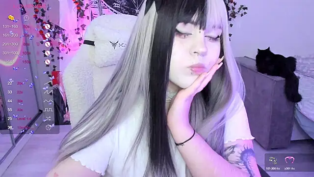 Snapshot of SelenaCute chatting on 11-19-25, 12:05 SelenaCute online show from 11-19-25, 12:05