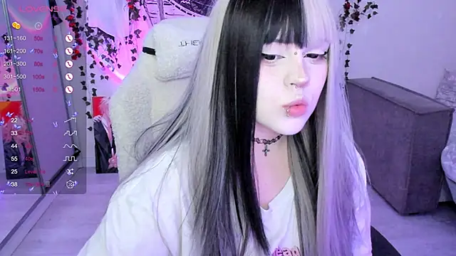 Snapshot of SelenaCute chatting on 11-23-25, 12:05 SelenaCute online show from 11-23-25, 12:05