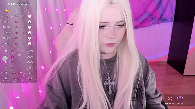 Snapshot of SelenaCute chatting on 06-19-26, 04:39 SelenaCute online show from 06-19-26, 04:39