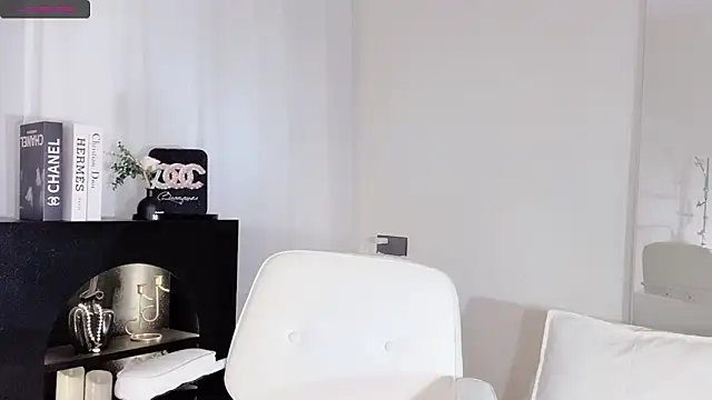 Snapshot of lvy-w chatting on 11-10-25, 12:04 lvy-w online show from 11-10-25, 12:04