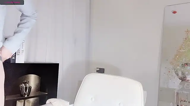 Snapshot of lvy-w chatting on 12-15-25, 12:31 lvy-w online show from 12-15-25, 12:31