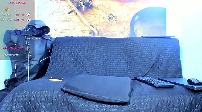 Snapshot of johny_bluexxx chatting on 03-19-25, 03:30 johny bluexxx online show from 03-19-25, 03:30