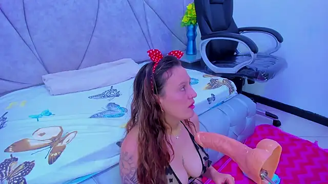 Snapshot of HornySlut69_ chatting on 10-18-25, 12:17 HornySlut69 online show from 10-18-25, 12:17