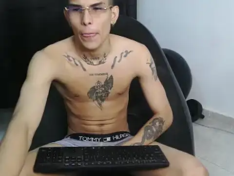 Snapshot of hot_king20 chatting on 02-23-25, 03:45 hot king20 online show from 02-23-25, 03:45