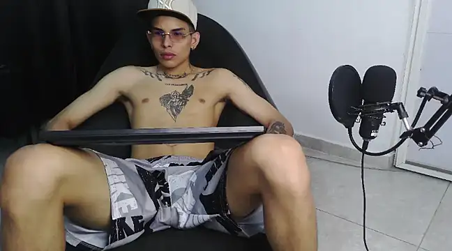 Snapshot of hot_king20 chatting on 02-25-25, 06:42 hot king20 online show from 02-25-25, 06:42