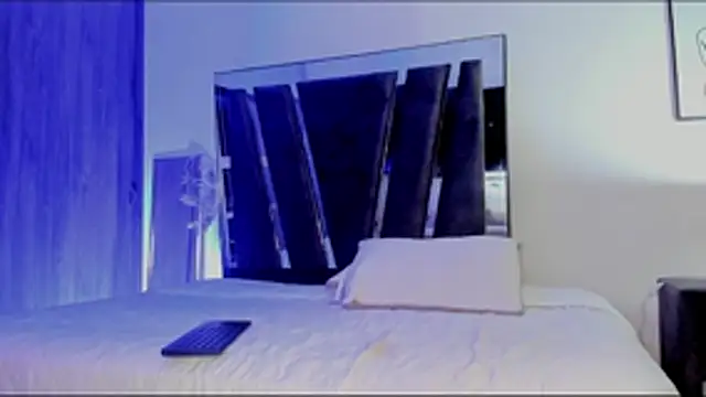 Snapshot of HollyEvanz chatting on 10-27-25, 12:36 HollyEvanz online show from 10-27-25, 12:36