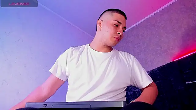 Snapshot of JUANDIAMONDS98 chatting on 02-15-25, 01:05 JUANDIAMONDS98 online show from 02-15-25, 01:05