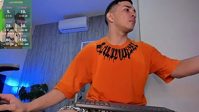 Snapshot of JUANDIAMONDS98 chatting on 10-14-25, 01:23 JUANDIAMONDS98 online show from 10-14-25, 01:23