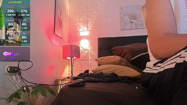 Snapshot of JUANDIAMONDS98 chatting on 10-31-25, 01:12 JUANDIAMONDS98 online show from 10-31-25, 01:12