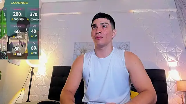 Snapshot of JUANDIAMONDS98 chatting on 11-14-25, 01:54 JUANDIAMONDS98 online show from 11-14-25, 01:54