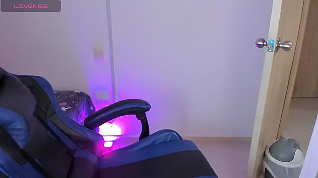 Snapshot of roseliam25 chatting on 10-22-25, 07:35 roseliam25 online show from 10-22-25, 07:35