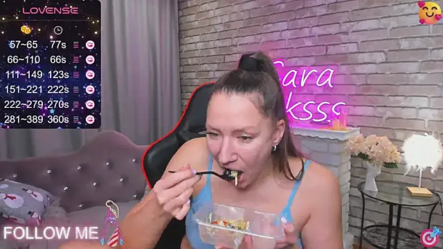 Snapshot of SarahCoksss chatting on 01-11-25, 09:15 SarahCoksss online show from 01-11-25, 09:15