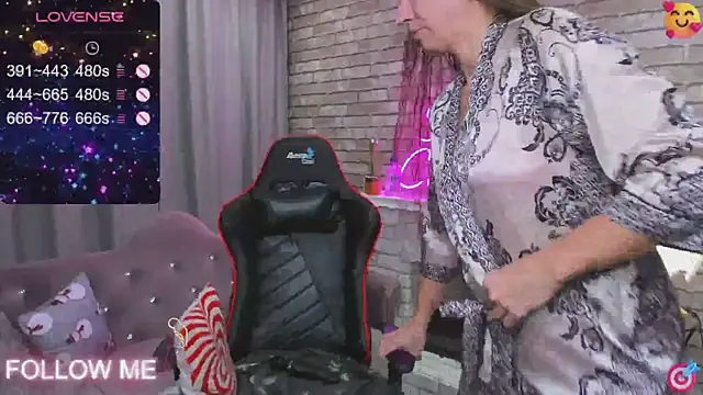 Snapshot of SarahCoksss chatting on 01-24-25, 01:03 SarahCoksss online show from 01-24-25, 01:03