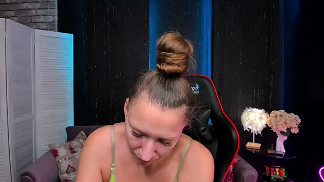 Snapshot of SarahCoksss chatting on 11-19-25, 12:32 SarahCoksss online show from 11-19-25, 12:32