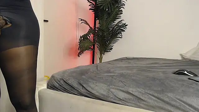 Snapshot of CurvyGlass chatting on 11-12-25, 02:01 CurvyGlass online show from 11-12-25, 02:01