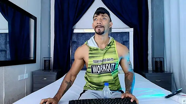 Snapshot of Manolo_Hot1 chatting on 01-14-25, 02:00 Manolo Hot1 online show from 01-14-25, 02:00