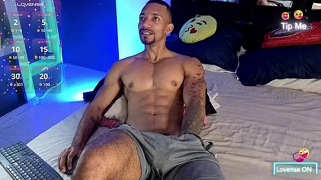 Snapshot of Manolo_Hot1 chatting on 07-10-26, 08:00 Manolo Hot1 online show from 07-10-26, 08:00