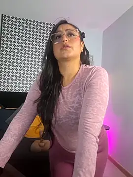 Snapshot of Amber_gold_ chatting on 04-19-26, 04:23 Amber gold online show from 04-19-26, 04:23