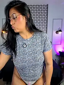 Snapshot of Amber_gold_ chatting on 05-22-26, 02:40 Amber gold online show from 05-22-26, 02:40
