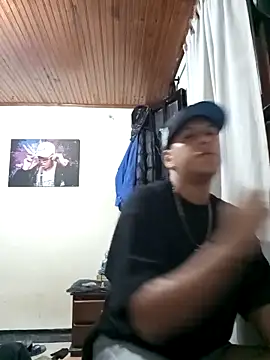 Snapshot of Peterking11 chatting on 11-11-25, 08:14 Peterking11 online show from 11-11-25, 08:14