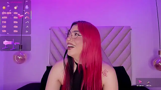 Snapshot of EmmaSwift_ chatting on 11-18-25, 02:06 EmmaSwift online show from 11-18-25, 02:06