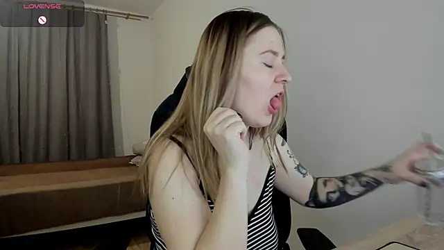 Snapshot of Olivia_Munk chatting on 03-04-25, 03:55 Olivia Munk online show from 03-04-25, 03:55