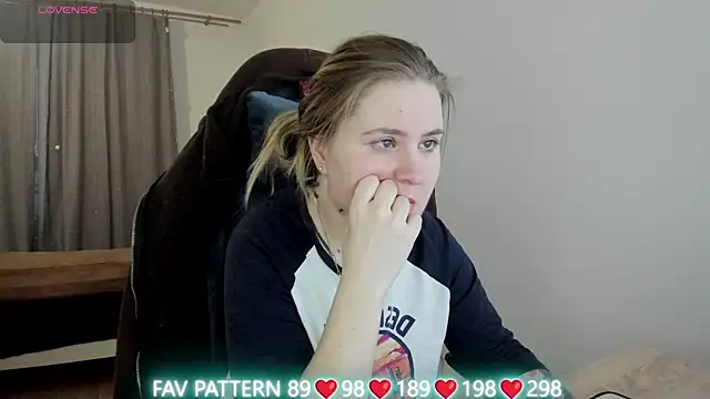 Snapshot of Olivia_Munk chatting on 03-22-25, 03:41 Olivia Munk online show from 03-22-25, 03:41