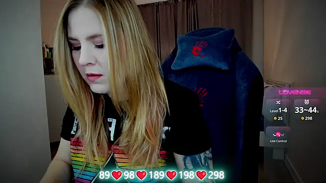 Snapshot of Olivia_Munk chatting on 10-22-25, 04:46 Olivia Munk online show from 10-22-25, 04:46