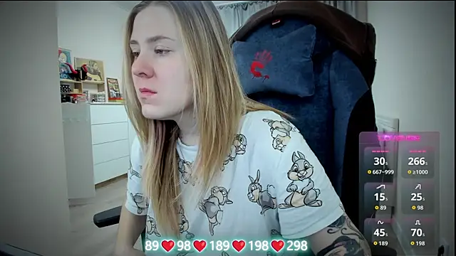 Snapshot of Olivia_Munk chatting on 11-18-25, 03:56 Olivia Munk online show from 11-18-25, 03:56