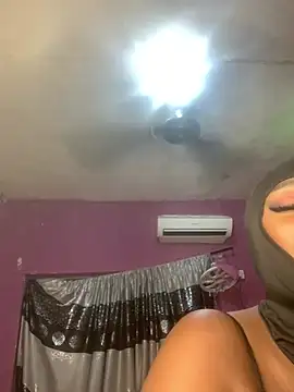 Snapshot of sweet1111 chatting on 01-05-25, 10:40 sweet1111 online show from 01-05-25, 10:40