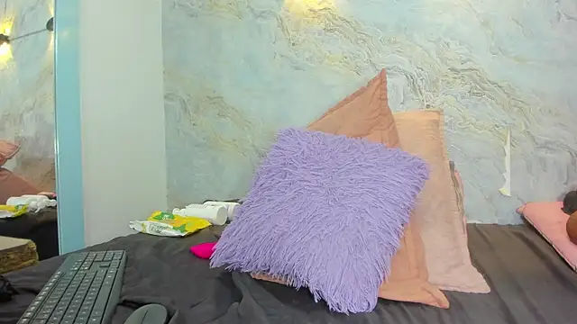 jones maddy  online show from 02-25-25, 12:03