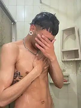 Snapshot of Mollly_n_david chatting on 03-25-26, 06:14 Mollly n david online show from 03-25-26, 06:14